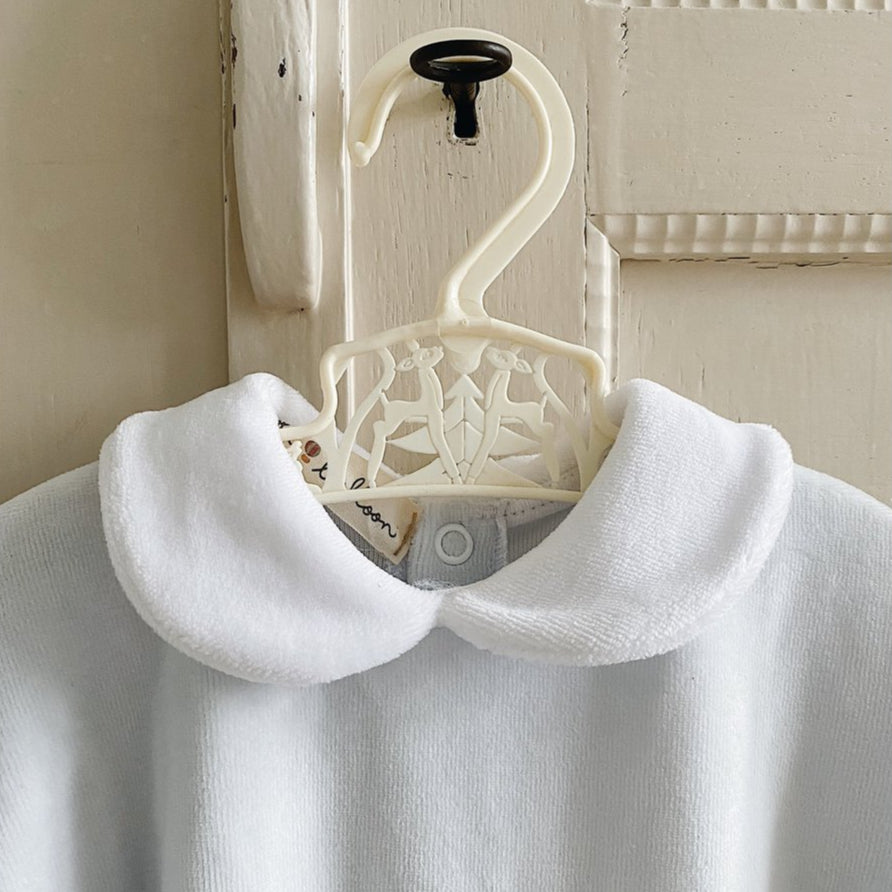 Comfortabele Bobbi Balloon Babyonesie met Knopen en Schattig Kraagje in Crème