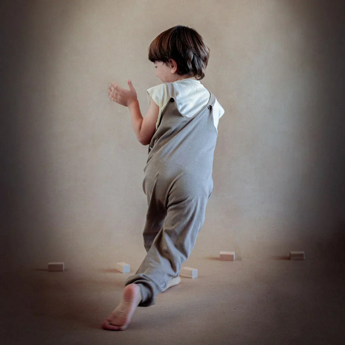 Ontdek onze nieuwe samenwerking: ilailai – mindful kleding voor opgroeiende kinderen