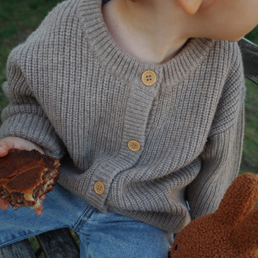 Lille Barn gebreid wollen babyvestje van merinowol in grove knit – luxe babykleding