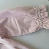 Bobbi Balloon Katoenen Tweedelige Set met Ruchemouwen – Zachtroze Babyoutfit