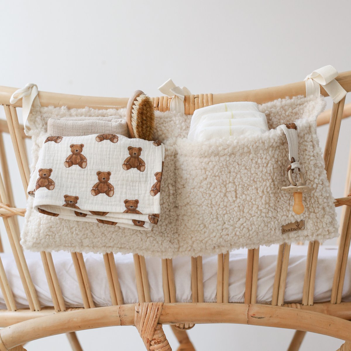 Babyly Teddy Babybed Organizer in crème en taupe – handgemaakte bedzak met 2 vakken, ideaal voor luiers en babyspulletjes.