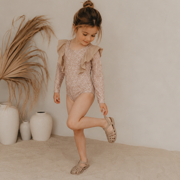 zwemset Nora en kindersandalen oud roze