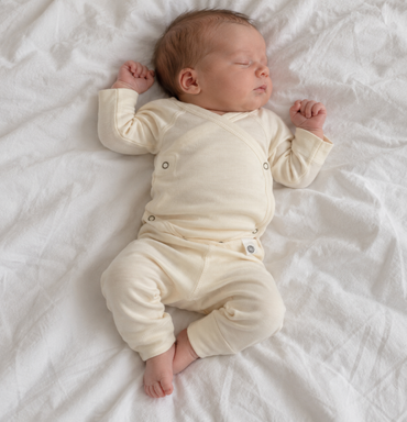 babyset overslagromper en broekje van lille barn merinowol naturel bij zaynis