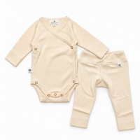 Lille Barn babyset met overslagromper en broekje in Naturel
