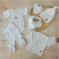 Zyzio & Zuzia newbornset – complete 6-delige babyuitzet van 100% katoen, perfect voor pasgeborenen en als kraamcadeau.