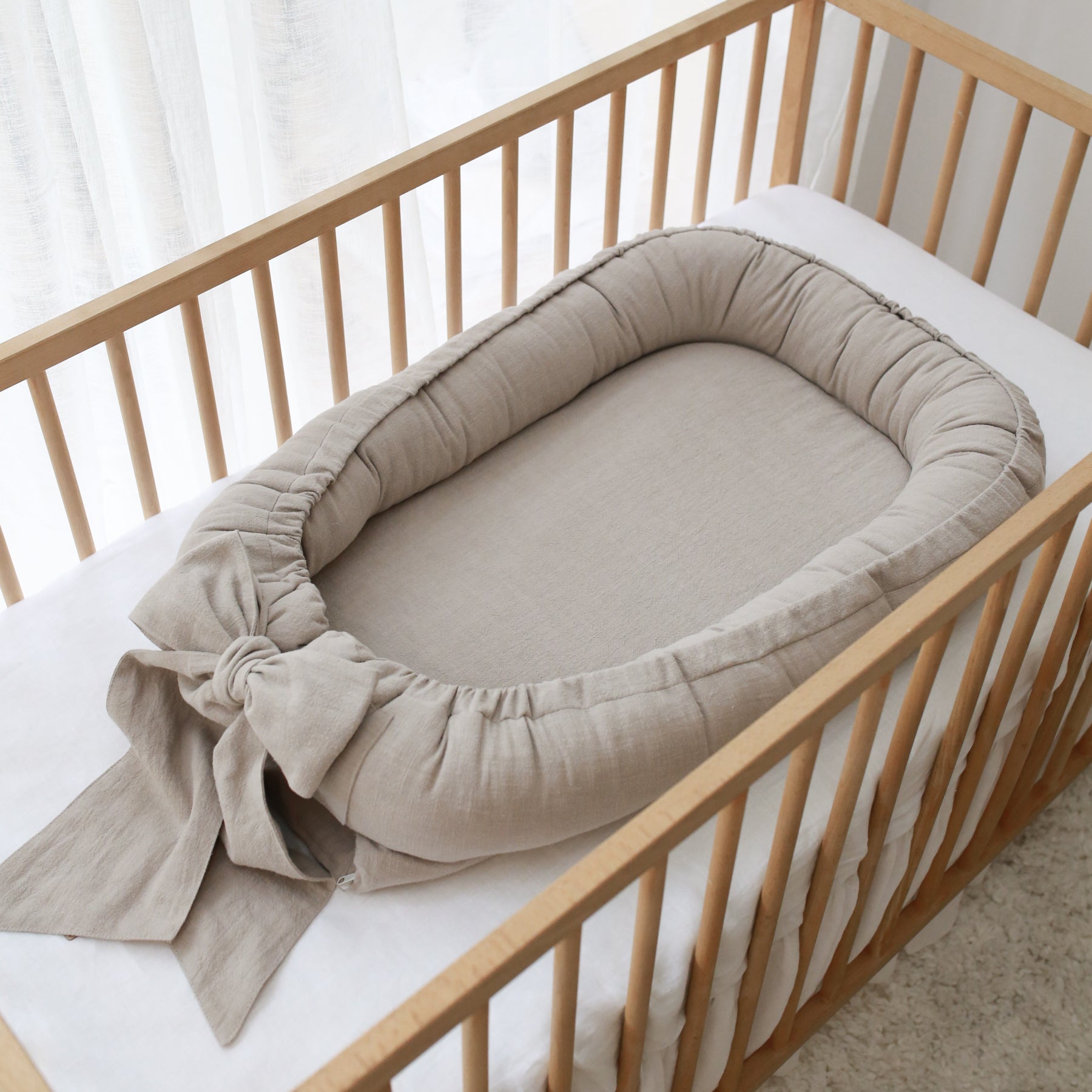 Linnen babynest met strik – Comfortabel en veilig voor pasgeborene
