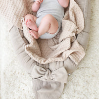 Handgemaakt babynestje van 100% linnen, verstelbaar en wasbaar.