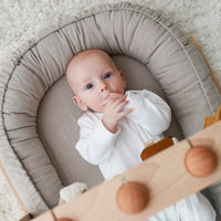 Linnen babynest met strik – Comfortabel en veilig voor pasgeborene