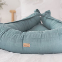 Stijlvol en ademend babynest met schuimmatras voor extra ondersteuning.