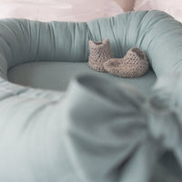 Stijlvol en ademend babynest met schuimmatras voor extra ondersteuning.