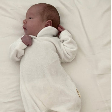 Bobbi Balloon Velvet Onesie in Crème voor Baby's met Wit Kraagje