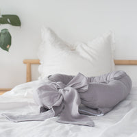 Linnen babynest met strik – Comfortabel en veilig voor pasgeborenen.