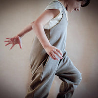 Tijdloze kinder overall in natuurlijke materialen