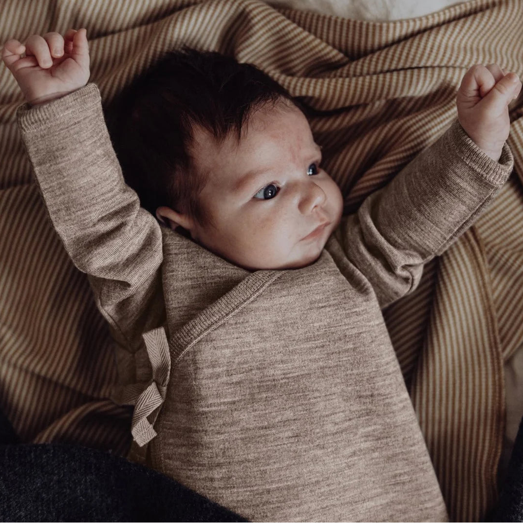 Finch & Fable wolfleece babyvestje in zand met gekruiste sluiting