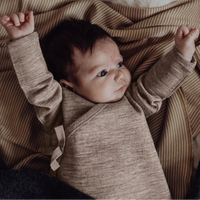 Finch & Fable wolfleece babyvestje in zand met gekruiste sluiting