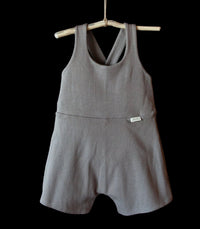 Comfortabele GOTS katoenen baby overall voor dagelijks gebruik