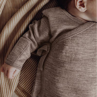 Detail van zachte wol-bamboefleece van de Finch & Fable babyset in zand