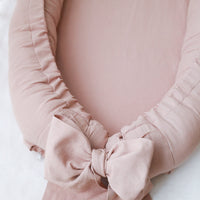 Handgemaakt babynestje van 100% linnen, verstelbaar en wasbaar.