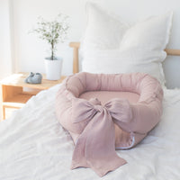 Handgemaakt babynestje van 100% linnen, verstelbaar en wasbaar.