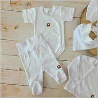 Zyzio & Zuzia newbornset – complete 6-delige babyuitzet van 100% katoen, perfect voor pasgeborenen en als kraamcadeau.