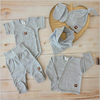 Zyzio & Zuzia newbornset – complete 6-delige babyuitzet van 100% katoen, perfect voor pasgeborenen en als kraamcadeau.