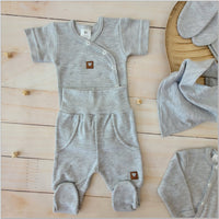 Zyzio & Zuzia newbornset – complete 6-delige babyuitzet van 100% katoen, perfect voor pasgeborenen en als kraamcadeau.